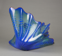 Dale%20Chihuly%2C%20%3Cb%3E%3Ci%3E%20Blue%20with%20Crimson%20Lip%20Wrap%20Basket%20Sea%20Form%3C%2Fi%3E%3C%2Fb%3E%2C%201993%2C%20glass%2C%20Gift%20of%20Douglas%20and%20Lila%20Goodman%2C%20%26%23169%3B%20Dale%20Chihuly%2C%202001.90.6a%2Cb